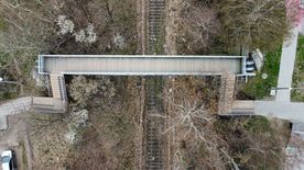 Kładka dla pieszych nad tormami kolejowymi 