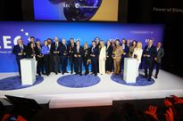 zdjęcie przedstawia grupę ludzi na konferencji