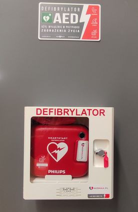 Defibrylator AED na ścianie budynku użyteczności publicznej w dzielnicy Boguszowice Osiedle. 