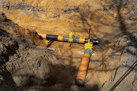 Zdjęcie przedstawia wykop z gazociągiem