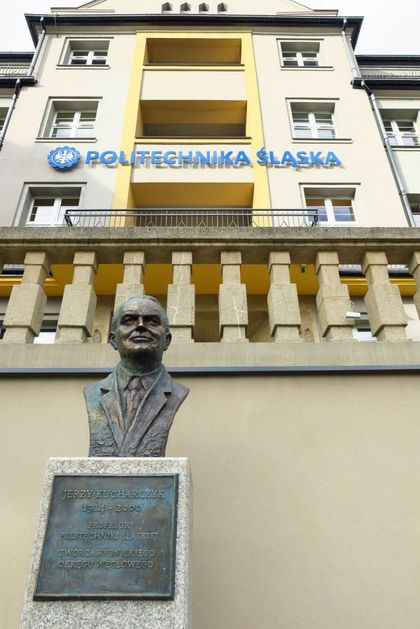 Popiersie prof. Jerzego Kucharczyka przed budynkiem Politechniki Śląskiej w Rybniku