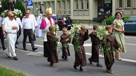 Procesja ulicami Rybnika z figurą świętego Antoniego - patrona miasta. 