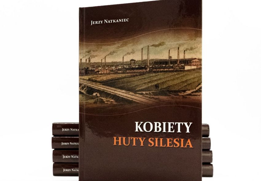 Okładka książki Kobiety Huty Silesia na tle stosu książek o tym tytule. 