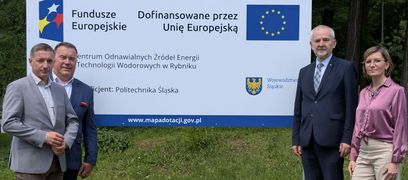 Prezydnet Rybnika i przedstawiciele Politechniki Śląskiej na tle tablic informacyjnych na Kampusie