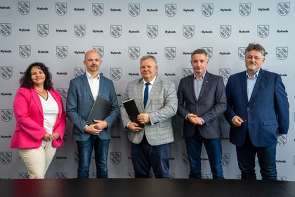 5 osób ustawionych do zdjęcia