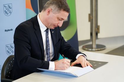  Podpisanie umowy na zakup 20 autobusów elektrycznych zasilanych wodorem w rybnickim magistracie. Umowę popisali Piotr Kuczera, Prezydent Miasta Rybnika oraz Maciej Nietopiel, Prezes Zarządu PAK-PCE Polski Autobus Wodorowy Sp. z o.o. 