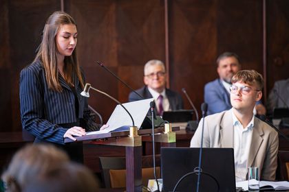Uczniowie podczas obrad sesji młodzieżowej Rady Miasta