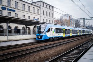 Pociąg stojący na stacji w Rybniku