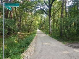 Sciezka Pniowiec fot.L.Karbowinski 2 Utwardzona droga rowerowa biegnąca przez las.