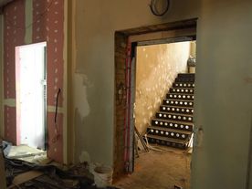 Wnętrze zabytkowego budynku w trakcie remontu - widok w kierunku schodów