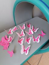 OsrodekJPII remont 14 Różowe motylki na turkusowo-szarych materacowych przyrządach rehabilitacyjnych