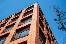 Briefing prasowy na terenie nowego budynku mieszkalnego TBS w Rybniku