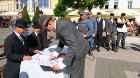 Inscenizacja historyczna grup rekonstrukcyjnych, odtwarzająca wydarzenia sprzed 100 lat, kiedy to na rybnickim rynku podpisane zostały dwa ważne dokumenty związane z przyłączeniem Śląska do Polski