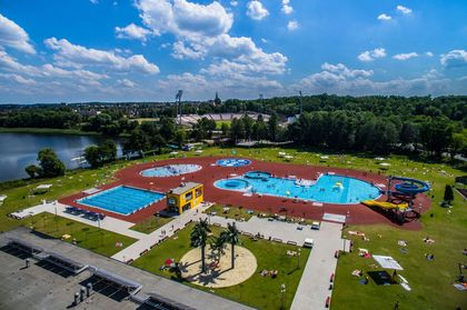 Kompleks rekreacyjny z kąpieliskami z lotu ptaka