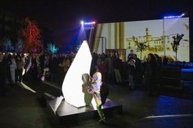 Wieczorny mapping na ścianie Galerii Sztuki Rzeczna