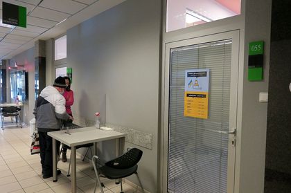 Drzwi prowadzące do punktu informacji dla Ukraińców