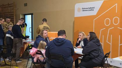 grupa ludzi w pomieszczeniu