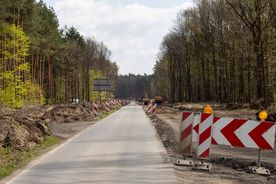 Zdjęcie przedstawia remont drogi