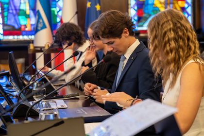 młodzież w sali obrad urzędu miasta na sesji młodzieżowej rady miasta