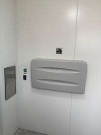 Zdjęcie przedstawia toaletę publiczną na placu wolności