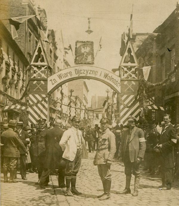 Archiwalne zdjęcie bramy powitalnej z 1922 roku