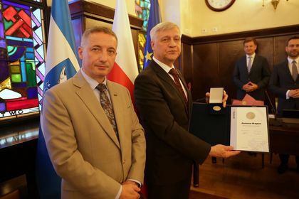 Wręczenie medalu Beneficii Grata Civitas Rybnik dla Januszowi Koperowi