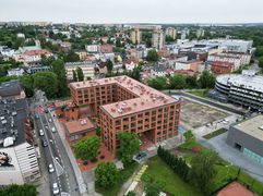 Nowy budynek mieszkalny z lotu ptaka