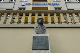 Popiersie prof. Jerzego Kucharczyka przed budynkiem Politechniki Śląskiej w Rybniku