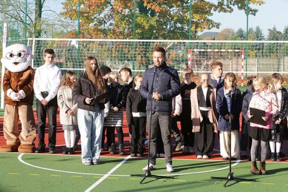 osoby na boisku sportowym