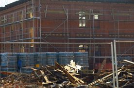 Modernizacja zabytkowych budynków z cegły przy ulicy Hallera