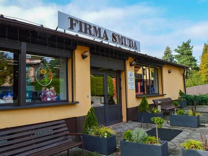 Wejście do budynku firmy odzieżowej Smuda
