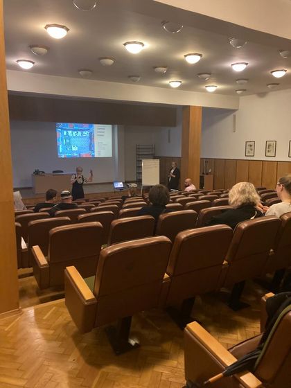 Spotkanie w sali widowiskowej biblioteki w Rybniku