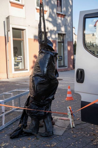 Pomnik Webera w trakcie montażu. 