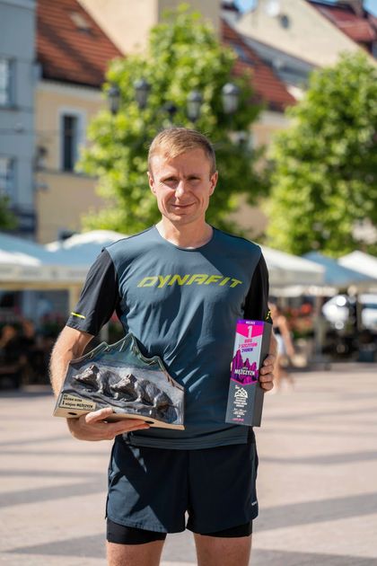 sportowiec na płycie rynku