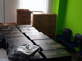 Laptopy fot.K 3 Czarne paczki w pokoju z zieloną ścianą