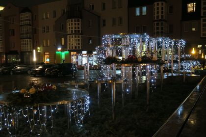 Świątecznie ustrojony Rybnik nocą 