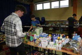 Pakowanie darów przez Młodzieżową Radę Miasta, w ramach akcji Czapka świętego Mikołaja