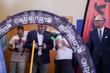 uczestnicy Finału Droniady Junior i turnieju BasketTech