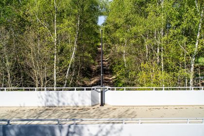 Zdjęcie przedstawia kładkę rowerową oraz dla pieszych.