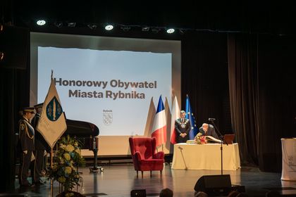 zdjęcie przedstawia scenę podczas wręczenia nagród