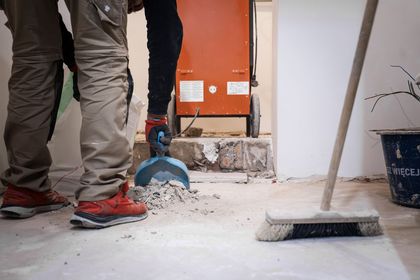 Prace remontowe i malarskie w pomieszczeniach powstającego Urban Labu