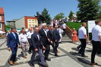 Procesja rybniczan ulicami miasta z zabytkową figurą świętego Antoniego