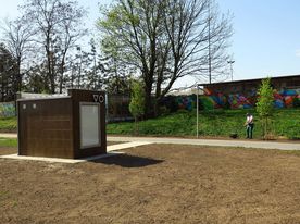 Budynek toalety publicznej na terenie zielonym