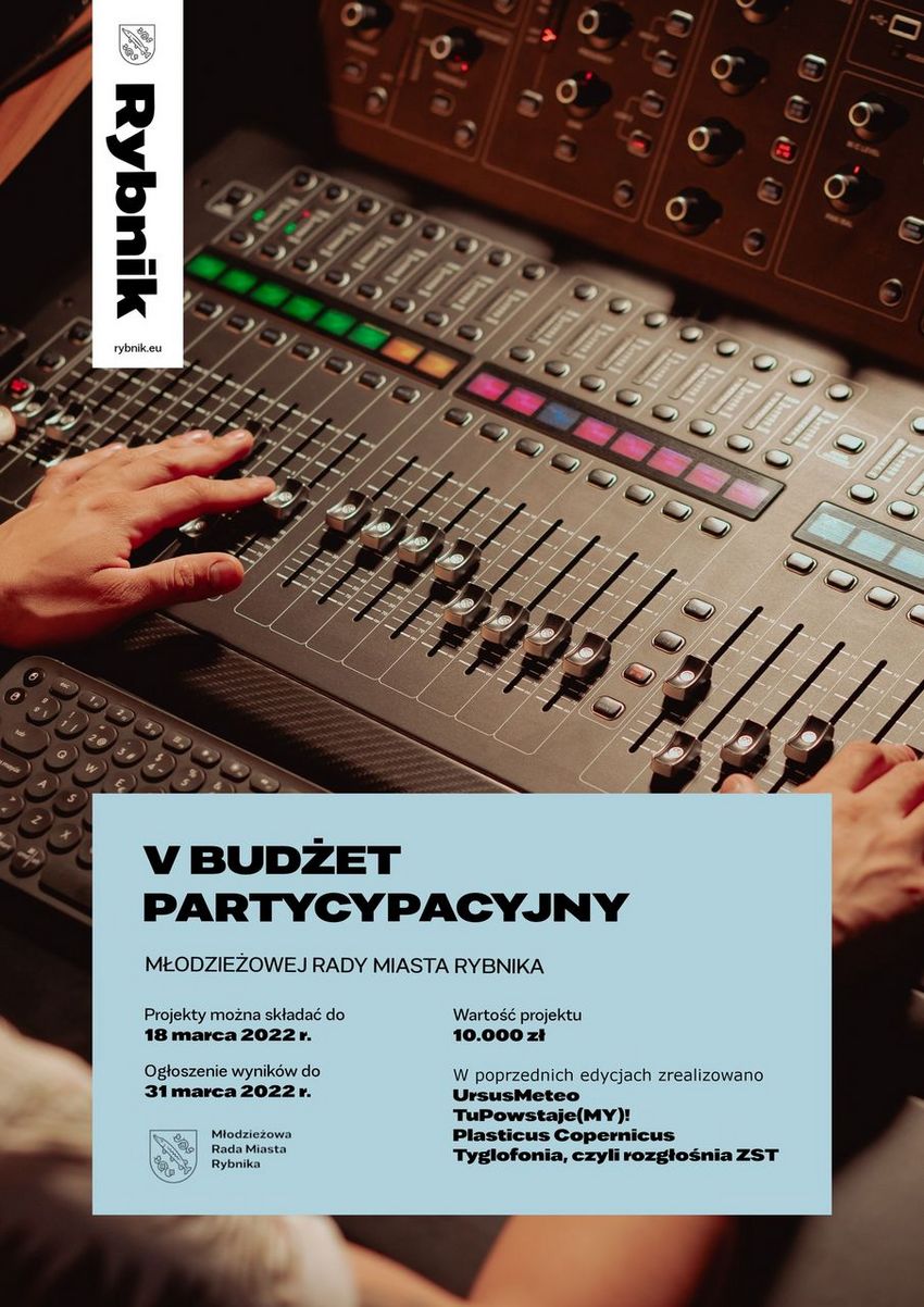 Pulpit studia nagraniowego, na jego tle napisy: Rybnik oraz V budżet partycypacyjny