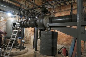 Zabytkowa kopalnia - elementy dawnej parowej maszyny wyciągowej szybu