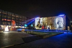 Wieczorny mapping na ścianie Galerii Sztuki Rzeczna