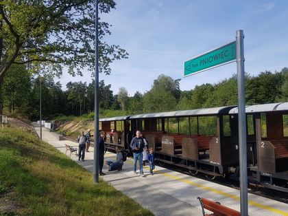 Sciezka Pniowiec fot.L.Karbowinski 1 Kolejka wąskotorowa z turystami, stojąca na leśnej stacji