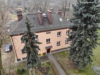 Kilkupiętrowy budynek mieszkalny po termomodernizacji. Widok z lotu ptaka.