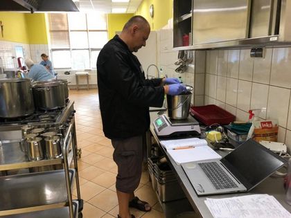 Mężczyzna pracuje w kuchni Miejskiego Domu Pomocy Społecznej.