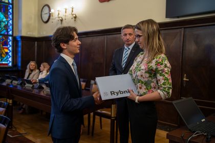 młodzież w sali obrad urzędu miasta na sesji młodzieżowej rady miasta